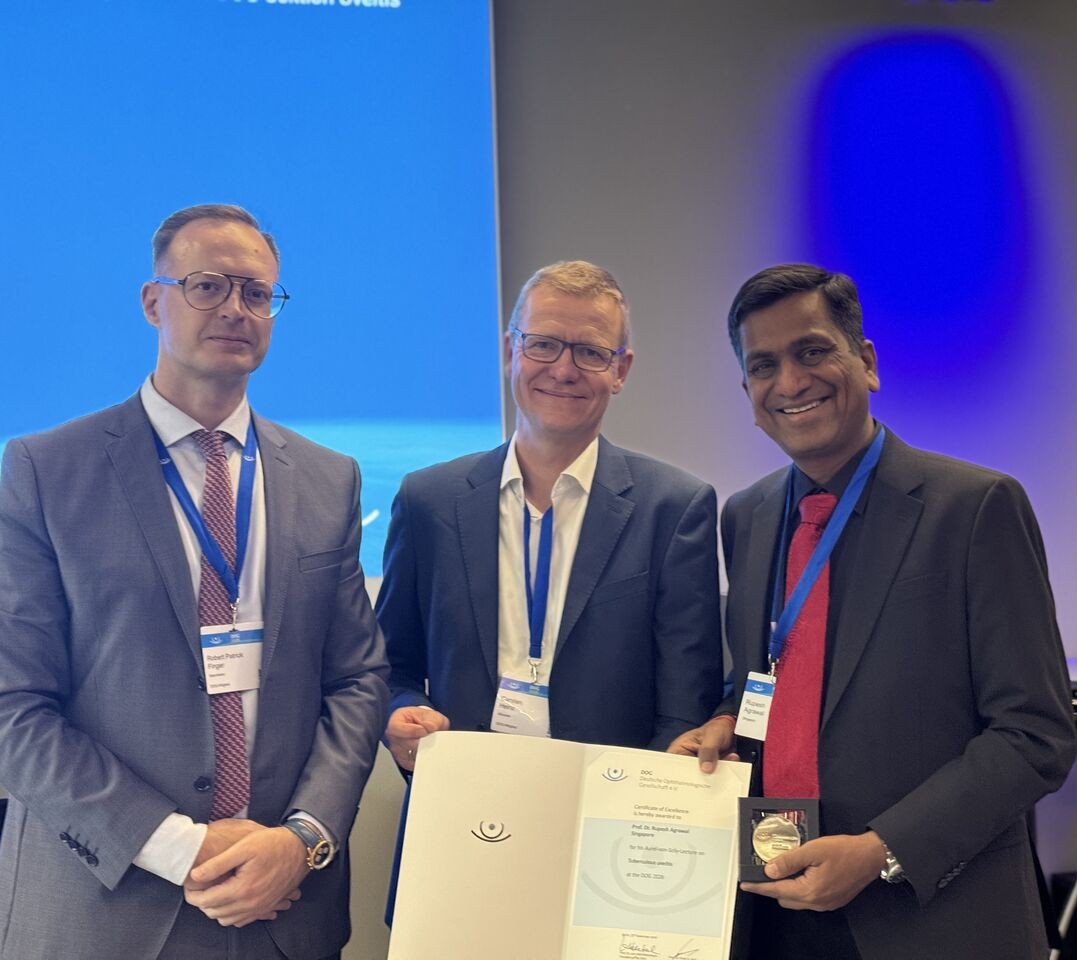Dr Rupesh Agrawal receiving the Szily Medal